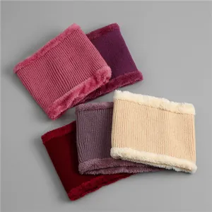 Gros plan de tours de cou en maille côtelée avec doublure en peluche de plusieurs couleurs