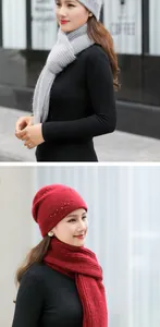 Detail von warmem Strickmützen- und Schal-Set mit Perlen für ältere Frauen