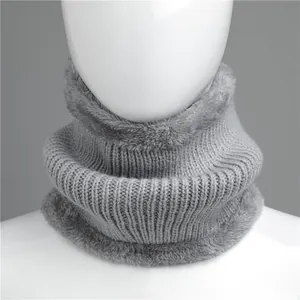 Détail du cache-col en tricot gris avec doublure épaisse en fausse fourrure sur mannequin