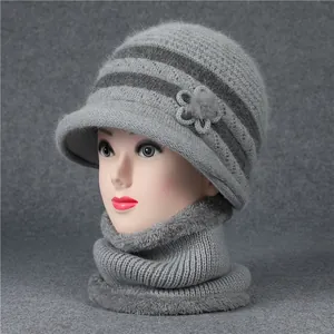 Detalle de conjunto de gorro de punto con flores y calentador de cuello con felpa