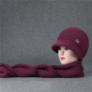 Detailierte Strickstruktur von lila Wintermütze und Schal Set mit Strass-Schleife