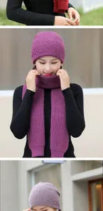 Details der lila Strickmütze mit Perlenbesatz und passendem Schal für Damen