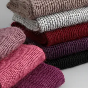 Dettaglio di sciarpe in maglia a costine spesse con morbida trama in vari colori