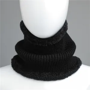 Tour de cou en tricot noir d'hiver avec doublure polaire épaisse pour chaleur extérieure