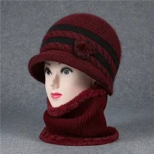 Detalle del gorro de invierno burdeos con forro grueso de pelo sintético y flor