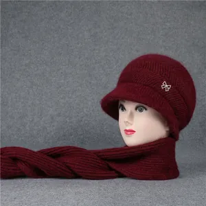 Detail von burgunderrotem Winter-Strickmützen-Set mit Strass-Schmetterlings-Dekoration