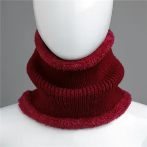 Tour de cou en tricot rouge foncé doublé en peluche pour une chaleur hivernale