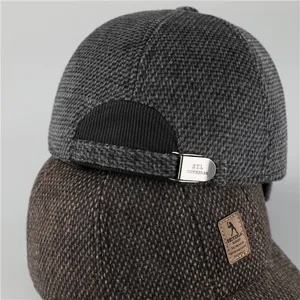 Dettaglio cappello baseball in misto lana con texture tweed e fibbia in metallo regolabile