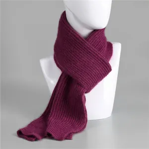 Dettaglio di una spessa sciarpa in maglia viola con trama a coste per l'inverno
