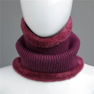Détail du cache-col en tricot violet foncé avec bordure en fausse fourrure pour l'hiver