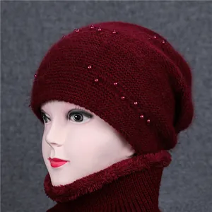Weinrotes Strickmützen und Schal Set mit Perlenverzierung für ältere Damen im Winter