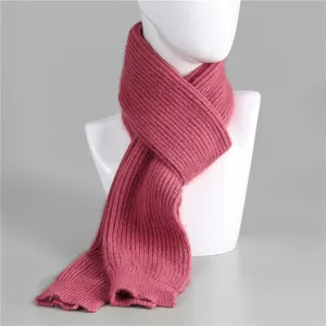 Dettaglio ravvicinato di sciarpa in maglia rosso rosa con classica trama a coste verticali