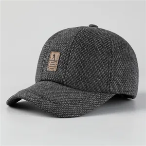 Cappello da baseball invernale in lana grigia da uomo con paraorecchie e toppa in pelle