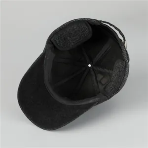 Detail van de warme corduroy winterpet met binnennaden en dikke voering voor heren