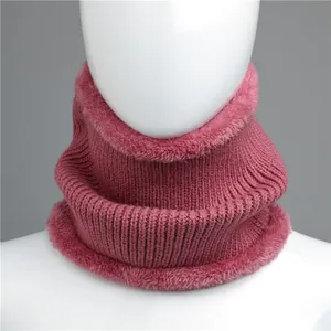 Détail du cache-col en tricot rose rouge avec bordure en fausse fourrure douce