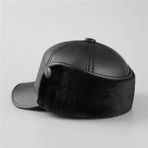Dettaglio cappello invernale con paraorecchie, pelle nera martellata e fodera in peluche