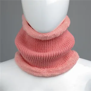 Détail du cache-col en tricot rose avec doublure polaire épaisse et bordure en fourrure