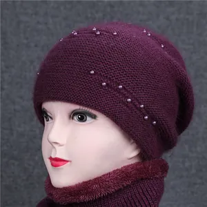 Dunkelviolettes Set aus Strickmütze und Halswärmer mit eleganten Perlenverzierungen