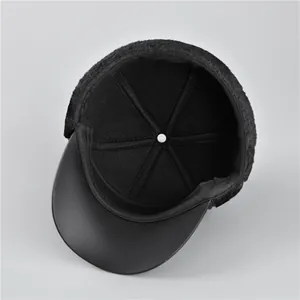 Dettaglio del cappello invernale con fodera in pile e visiera in pelle nera liscia