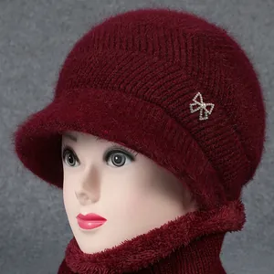 Burgunderrotes Winter-Strickset mit Beanie und Schal sowie Perlen-Schleife für ältere Damen