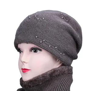 Dunkelbraunes Strickmützen- und Schal-Set für Damen mit Perlen für den Winter