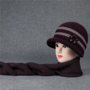 Detalle de conjunto de gorro y bufanda de punto violeta oscuro con flor para mujer