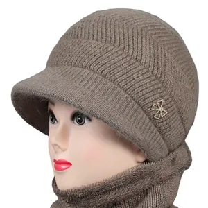 Damen Winter Strickmütze und Schal Set mit Kunstfellfutter und eleganter Perlenbrosche