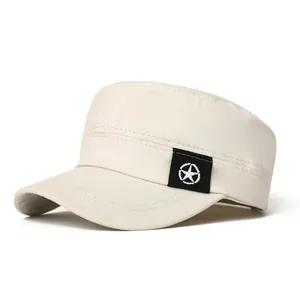 Detail van beige cadet pet met sterrenpatch en ademende canvas textuur van dichtbij