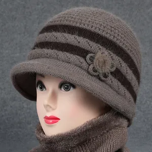 Conjunto de gorro y bufanda de invierno con flor para mujeres mayores en piel de conejo