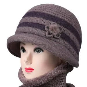 Conjunto de gorro de punto morado con flores y bufanda con forro cálido de invierno