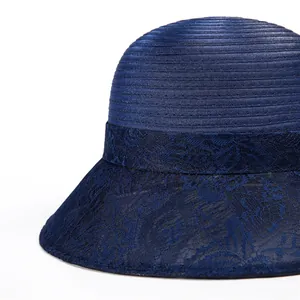 Gros plan du chapeau bleu marine avec bord en dentelle florale et couronne texturée