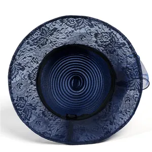 Détail du chapeau de soleil en dentelle bleu marine avec résille fleurie et bandeau interne