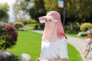 Detail eines rosa Outdoor-Sonnenhuts mit langem Visier, Atemschutzmaske und Nackenschutz