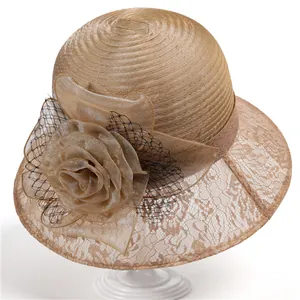Détail d'un chapeau de soleil champagne avec bord en dentelle et grande fleur en organza