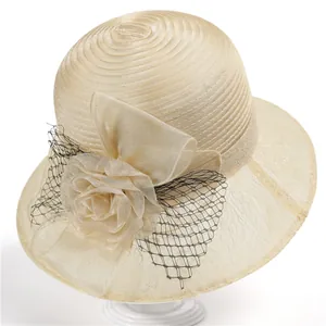 Chapeau de soleil élégant en organza champagne pour femme avec grande fleur et bord en dentelle