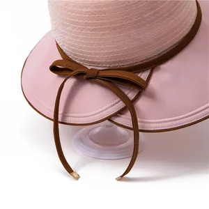 Nahaufnahme eines Organza-Sonnenhutes mit rosa Krone und elegantem braunem Schleifendetail