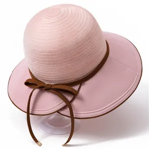 Detailaufnahme von rosa Organza-Sonnenhut mit braunem Rand und Schleife