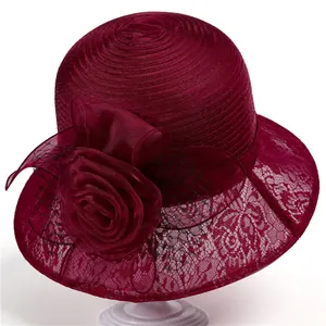 Détail du chapeau de soleil bordeaux avec rose en organza et dentelle élégante