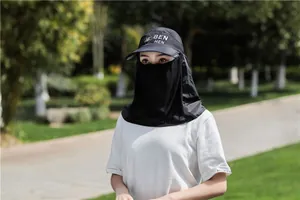 Detail eines schwarzen Sonnenhuts mit atmungsaktiver Gesichtsmaske und langem Nackenschutz