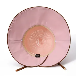 Detail eines rosa Organza-Sonnenhuts mit spiralgewebter Innenseite und verstellbarem Band
