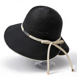 Schwarzer Sonnenhut aus Organza mit breiter Krempe und Dekoband mit edlem Metall-V-Logo
