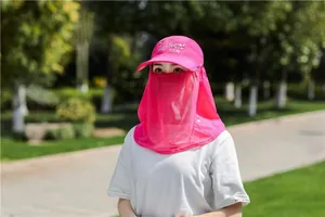 Detail des rosaroten Sonnenhutes mit integrierter Gesichtsschutzmaske aus atmungsaktivem Mesh
