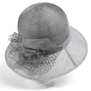 Chapeau de soleil élégant gris argenté avec bord en dentelle et grande fleur