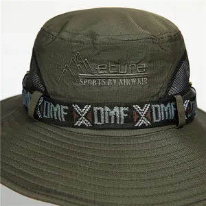 Dettaglio cappello outdoor verde scuro con rete traspirante e ricamo sportivo