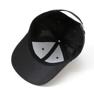 Vue intérieure d'une casquette noire avec bande de sudation et boucle métallique réglable
