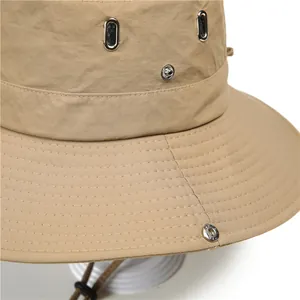Primer plano de sombrero outdoor caqui con rejillas de metal y costuras detalladas