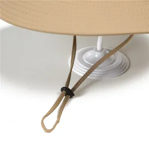 Detalle de sombrero para sol caqui con costuras reforzadas y cordón ajustable con tope