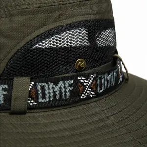 Dettaglio cappello parasole verde militare con rete traspirante e bottone in metallo