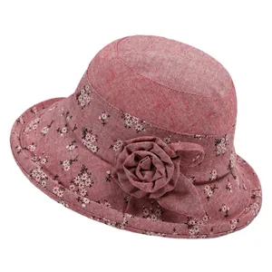 Elegante cappello da pescatore floreale per anziane con rosa decorativa rosa scuro