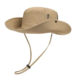 Detalle del sombrero outdoor caqui con rejillas de metal y correa ajustable